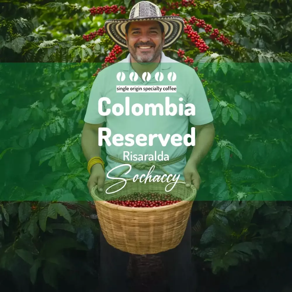 Kolumbia Reserved Risaralda – plantator z koszem dojrzałych owoców kawy na plantacji | kawa świeżo palona Sochaccy